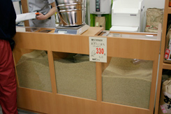 玄米の販売コーナーの写真