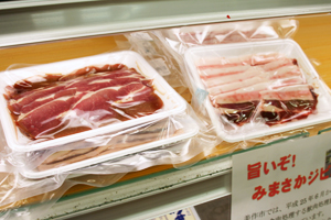 棚に並んでいる猪肉の写真